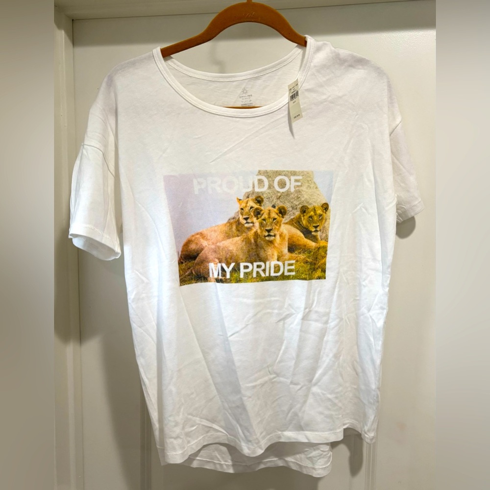 NWT Graphic T-Shirt with Lion Print